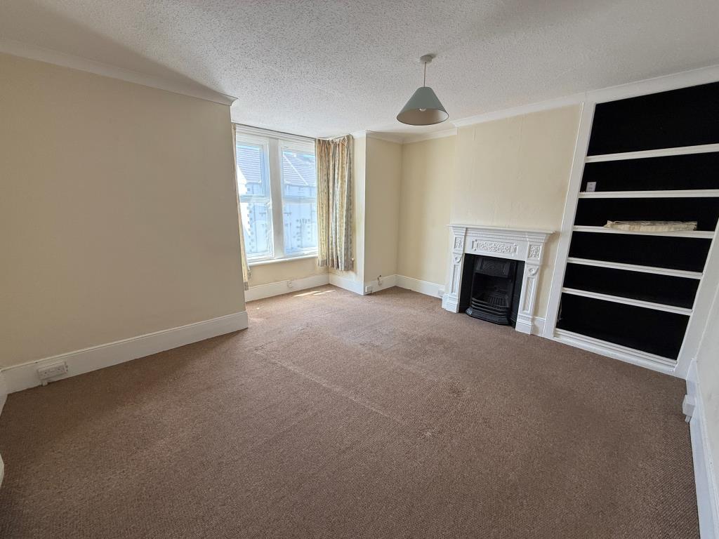 Lot: 34 - PAIR OF VACANT FLATS - Flat 2 living room